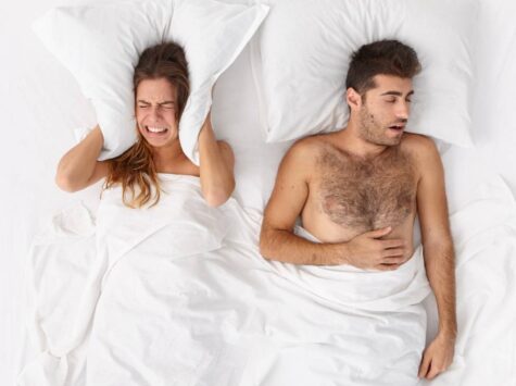 Mujer no soporta cuando su hombre ronca.