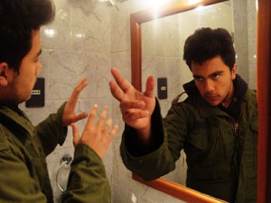 Joven le habla al espejo. Foto: Luciano Vox en Flickr