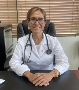 La reumatóloga Sara Vargas posa en su consultorio. Ellas es experta en osteoartritis.
