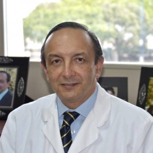 El oftalmólogo Eduardo Viteri  Coronel trata alergias en los ojos.