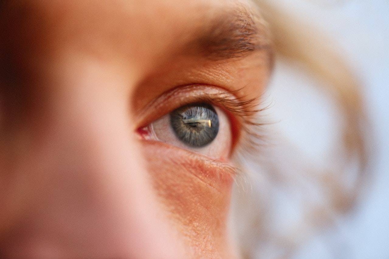 La alergia en los ojos produce irritación, picazón y parpadeo frecuente.