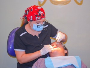 Dra. Ariadna Villacrés realiza tratamiento de conducto.