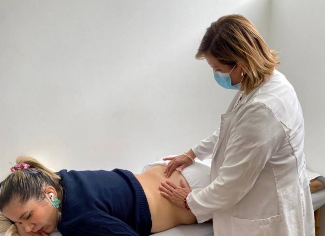 Laura Flor valora el dolor de espalda a una paciente.