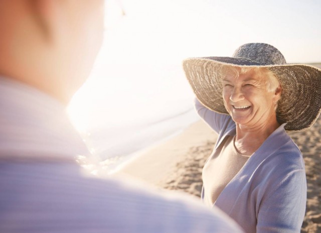 Los adultos mayores deben tomar sol para obtener vitamina d.