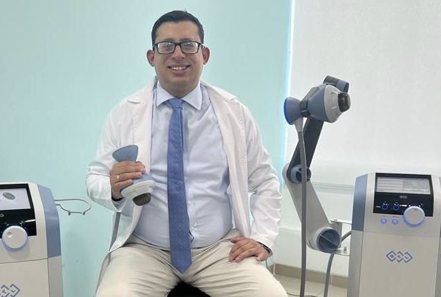 El urólogo José Grandez-Urbina muestra una máquina que emite ondas de choque contra la disfunción eréctil.