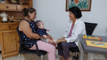La Dra. Patricia Ordóñez en consulta con un bebé prematuro.