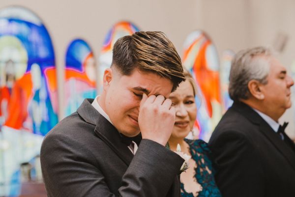Daniel Calderon llora en su boda cuando ve a Rossy entrando en la iglesia. A su lado está su mamá y papá.
