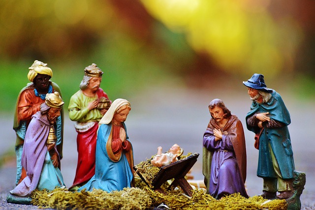 Colocar el Nacimiento de Jesús en una de las tradiciones navideñas.