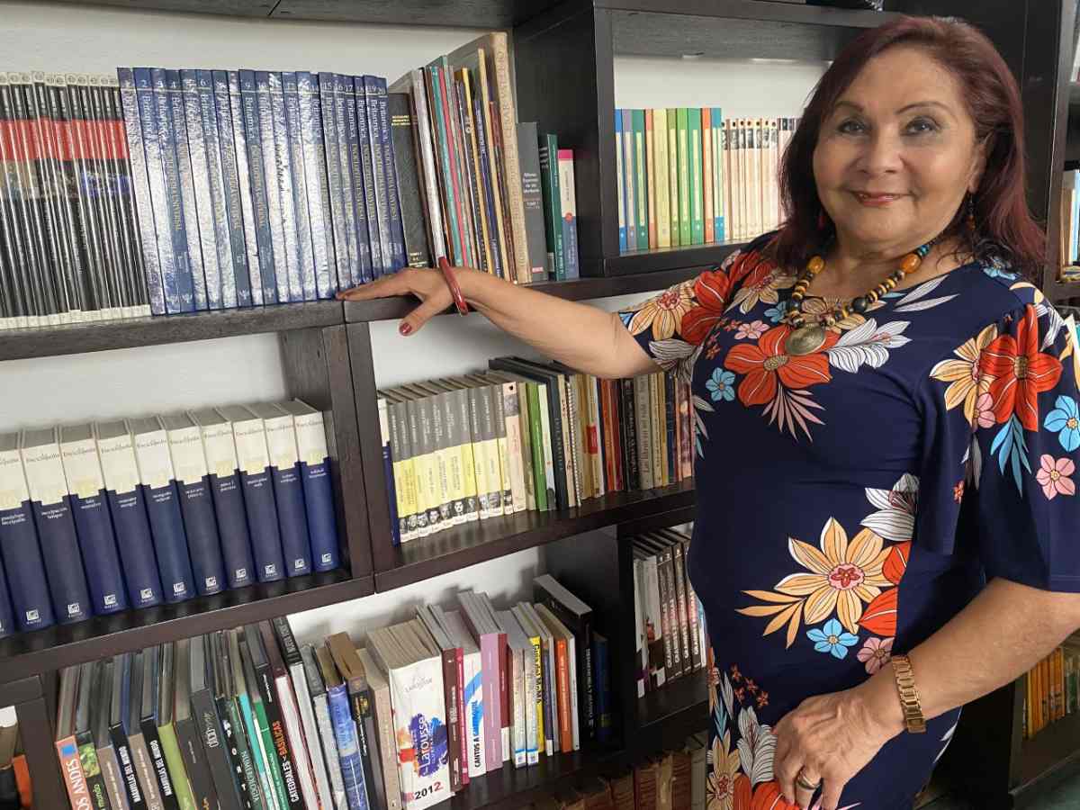 Sonia Manzano Vela, parada y con su mano derecha puesta en una biblioteca, dice que el arte le enseñó a ser fuerte y sensible.