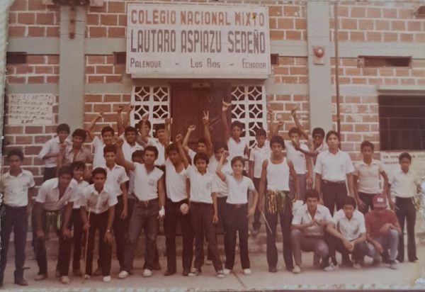 José Hidalgo con veintisiete compañeros posan de pie frente al colegio Lautaro Aspiazu Sedeño.