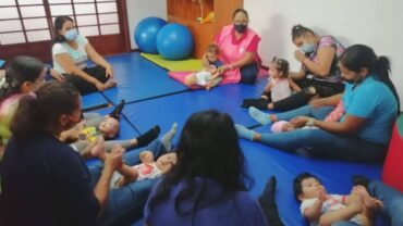 Madres con hijos prematuros en un salón de clases.