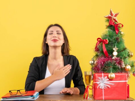 Mujer suspira navidad en libertad tras su divorcio.