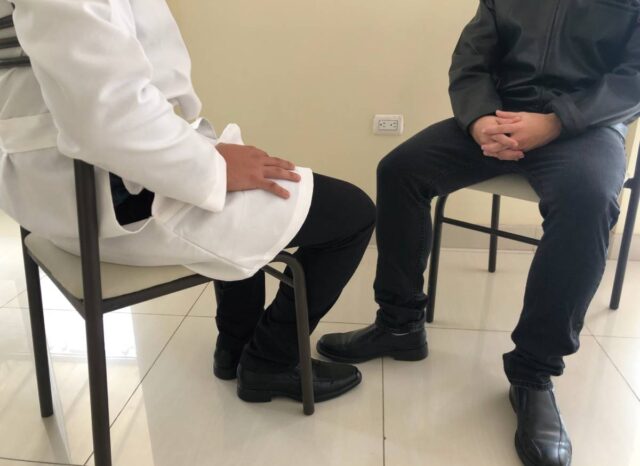 Mientras están sentados, el urólogo sugiere al paciente mantener la próstata saludable.