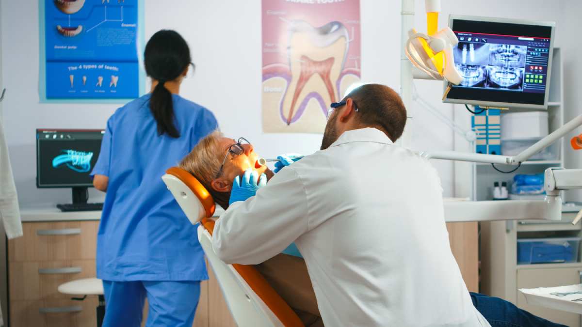 Adultos mayores: dientes sanos para prevenir desde caries hasta complicaciones cardíacas y cerebrales
