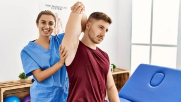 Fisioterapeuta hace tratamiento de rehabilitacion física del brazo derecho para aliviar el dolor y mejorar la movilidad.
