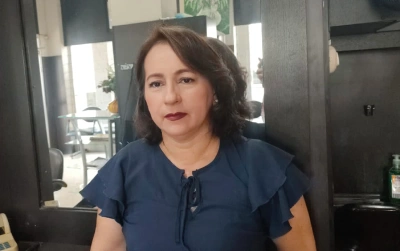 La estilista Mercy Silva en la peluquería Ilusiones de Guayaquil, experta en tratamientos de recuperación capilar.