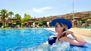 Jennifer Calderon protegiendo su cabello del cloro en una piscina al aire libre.