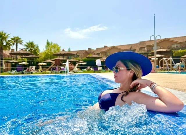 Jennifer Calderon protegiendo su cabello del cloro en una piscina al aire libre.