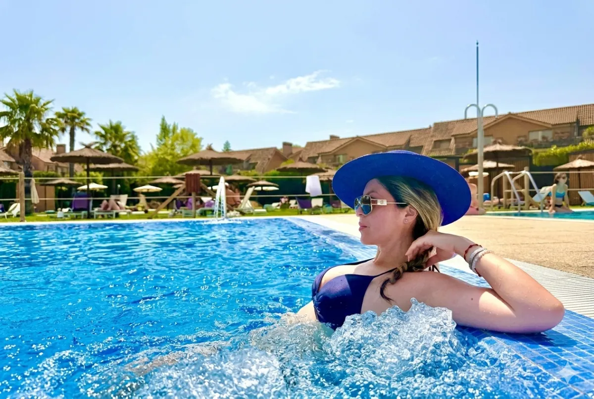 Jennifer Calderon protegiendo su cabello del cloro en una piscina al aire libre.