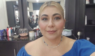 La peluquera Magaly Silva, especialista en cuidado del cabello y protección contra el cloro en Guayaquil.