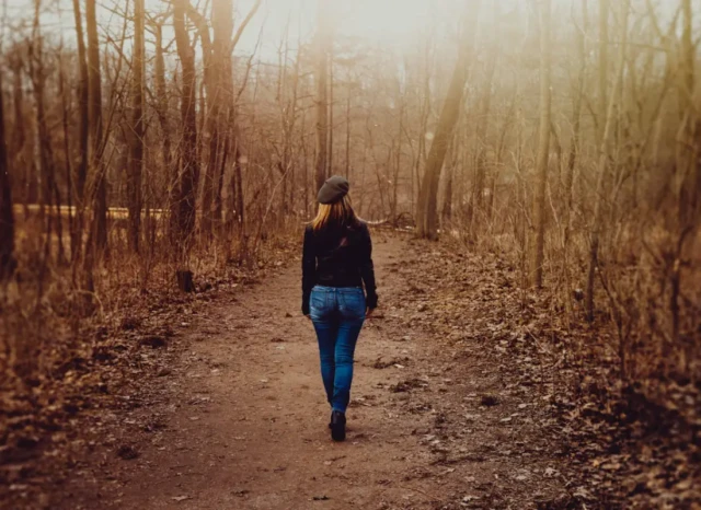 Consejos para una mujer enamorada platónicamente que busca sanar el corazón.