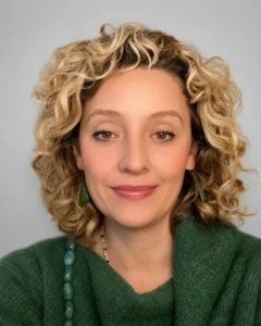 Retrato de la Dra. Verónica Molina Gerstner, médica, terapeuta sistémica y fundadora del Instituto de Constelaciones Familiares y Trauma. Ella es experta en romper patrones que enferman.
