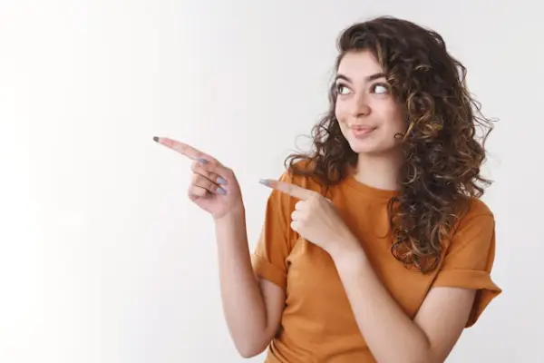 Chica señala con sus dedos indica aceptando las criticas como manera de romper patrones que enferman.