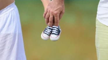 Pareja sosteniendo zapatos de bebé tras diagnóstico de útero subsepto parcial.