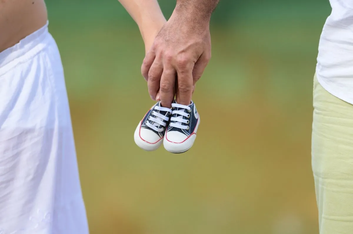 Pareja sosteniendo zapatos de bebé tras diagnóstico de útero subsepto parcial.