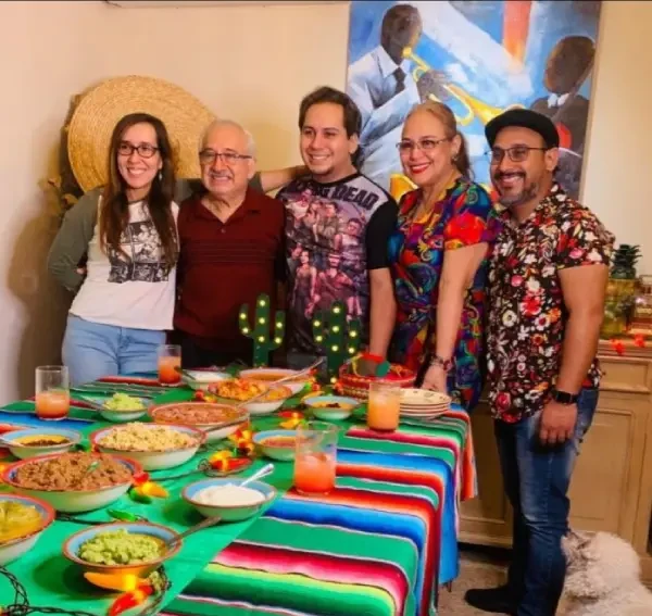 Carmen Zea y Amalio Martínez junto a sus hijos: María Gabriela (iz) Dr. Amalio Martinez, Francisco Javier, Carmen y Paolo.