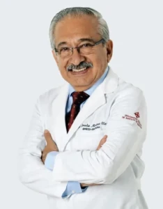 Dr. Amalio Martinez Nieto posa con los brazos cruzados sobre el pecho.