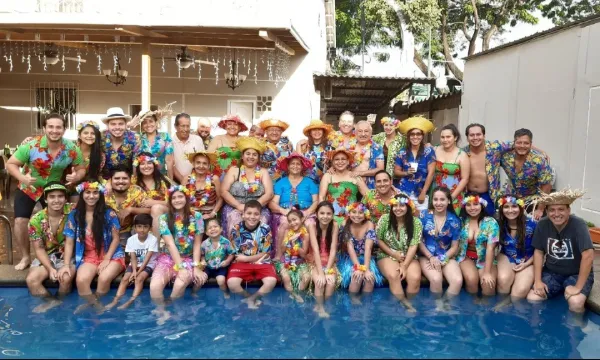 Familia Zea Montoya celebran la fiesta de Carnaval entre los anfitriones Carmen Zea y Amalio Martinez