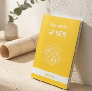 Libro de color amarillo con el título Del estrés al SER.